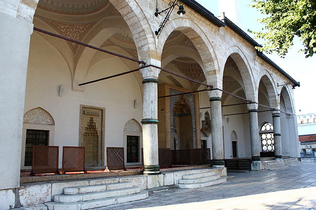 640px-Sarajevo_Gazi_Husrev_Beg_Moschee_4